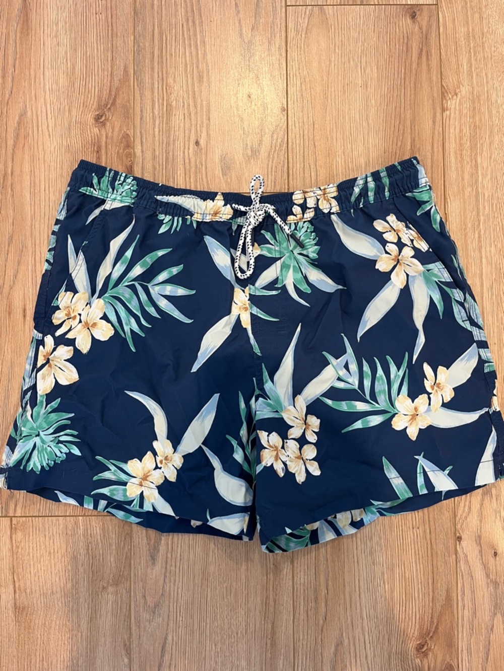 American Eagle Outfitters Navy and Green Tropical Swim Shorts (barely used)